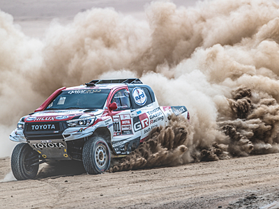 Nasser Al-Attiyah auf dem Weg zum Tagessieg 
