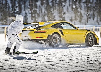 Skijöring: Auto zieht mit hoher Geschwindigkeit Skifahrer