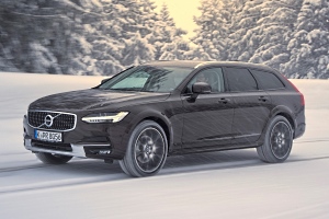 Volvo V90 Cross Country in der Farbe Maple Braun Metallic